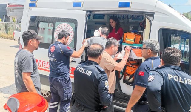 Adana'da sulama kanalına düşen kamyondaki 2 kişi yaralandı