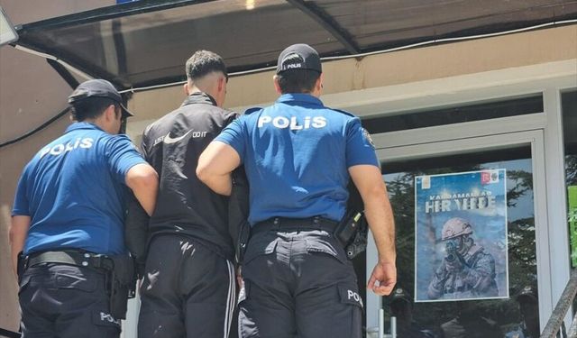 Afyonkarahisar'da kavga edenleri ayırmak isteyen vatandaşları bıçakla tehdit eden şüpheli yakalandı