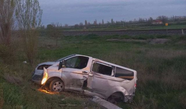 Afyonkarahisar'da otomobil ile kamyonet çarpıştı, 6 kişi yaralandı