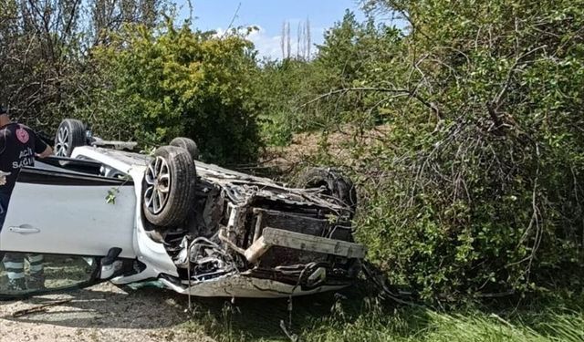 Afyonkarahisar'da otomobilin devrilmesi sonucu 4 kişi yaralandı
