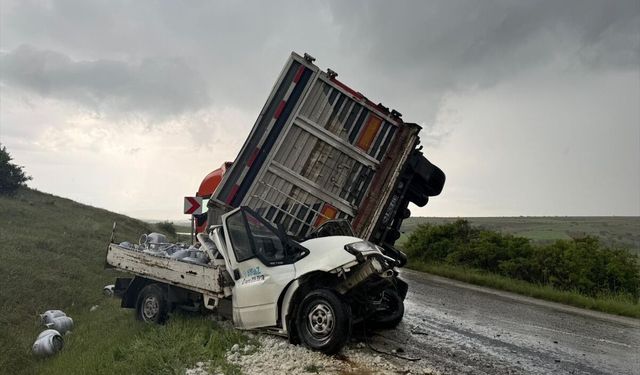 Afyonkarahisar'da üzerine tır dorsesi devrilen kamyonetin sürücüsü hayatını kaybetti
