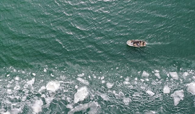 Ağrı'nın doğal güzelliği Balık Gölü'nü kaplayan buzlar eriyor