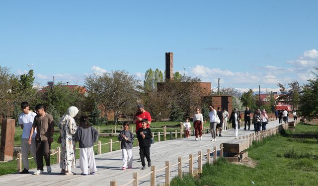 Ahlat'taki Selçuklu Meydan Mezarlığı'nda bayram yoğunluğu