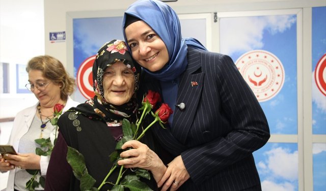 AK Parti Genel Başkan Yardımcısı Kaya, Antalya'da huzurevi sakinlerini ziyaret etti