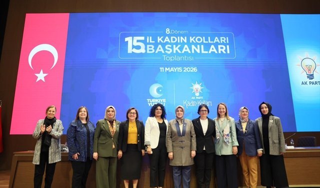 AK Parti Kadın Kolları Toplantısı'nda yeni üyelere rozetleri takıldı