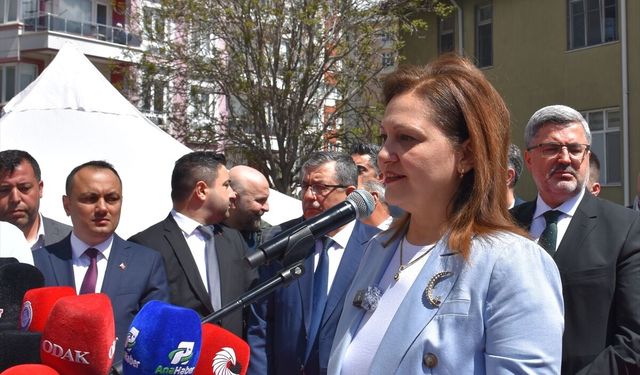 AK Parti'ye katılan Afyonkarahisar Belediye Başkanı Burcu Köksal için karşılama töreni düzenlendi: