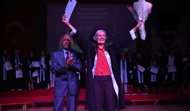 Akdeniz Üniversitesi'nde mezuniyet heyecanı yaşayan anneye diplomasını dekan oğlu verdi
