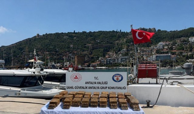 Alanya'da sahile vuran paketten 40 kilogram esrar çıktı