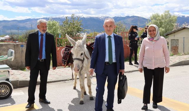 Almanya'dan Erzincan'a gelen gurbetçi, eşek sırtındaki kitap ve kırtasiye malzemelerini öğrencilere dağıttı