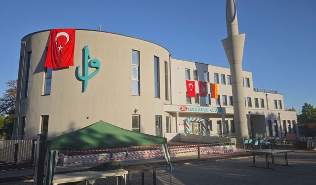 Almanya'nın Regensburg kentindeki DİTİB Turkuaz Camisi'nin yeni kompleksi dualarla açıldı