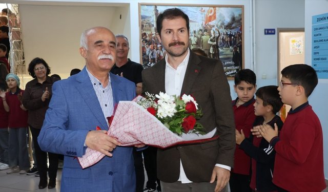 Amasya'da 47 yıllık öğretmen öğrencilerinin alkışlarıyla emekliliğe ayrıldı