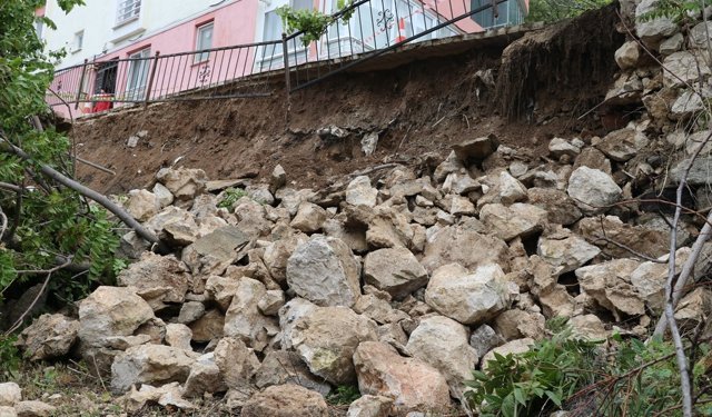 Amasya'da 5 katlı binanın istinat duvarı çöktü