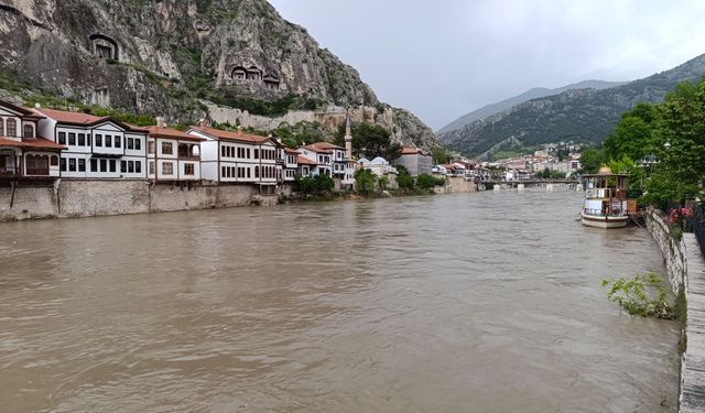 Amasya'da etkisini sürdüren sağanak Yeşilırmak'ın debisini yükseltti