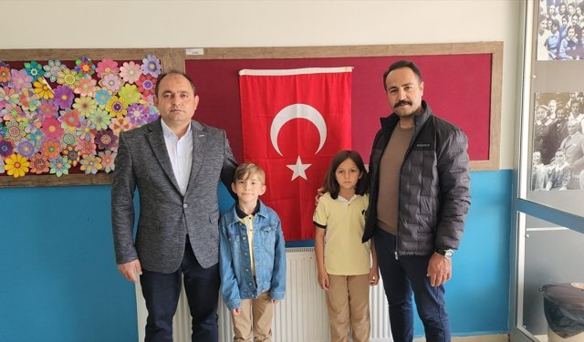 Amasya'da ilkokul öğrencilerinin Türk bayrağına gösterdiği sevgi kamerada
