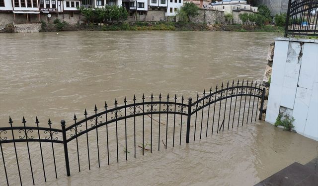 Amasya'da yaklaşık bir haftadır etkisini sürdüren sağanak Yeşilırmak'ın debisini yükseltti