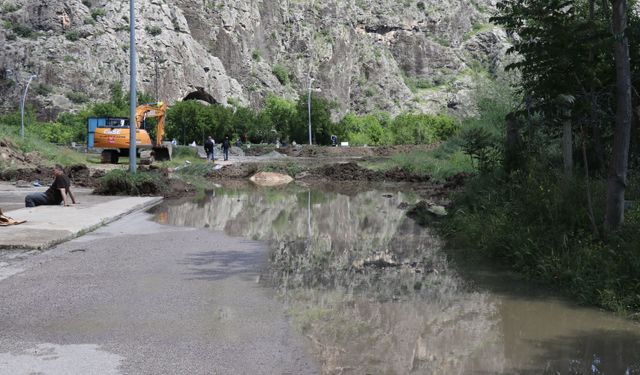 Amasya'da Yeşilırmak'ın taşması sonucu evleri ve tarım alanlarını su bastı