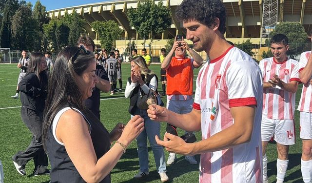 Amatör futbolcu, sahada kız arkadaşına sürpriz evlenme teklifinde bulundu