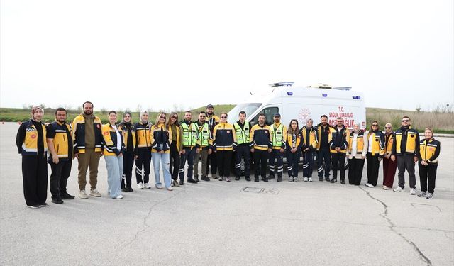 Ambulans personeli zorlu parkurlarda hayat kurtarmaya hazırlanıyor