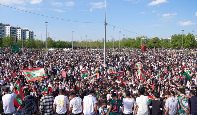 Amed Sportif Faaliyetler'in Süper Lig'e yükselmesi kentte coşkuyla kutlandı