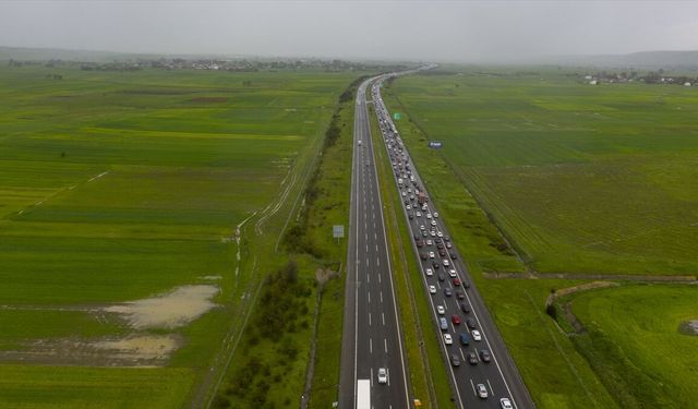 Anadolu Otoyolu'nun Sakarya, Düzce, Bolu ve Kocaeli kesiminde bayram tatili yoğunluğu sürüyor