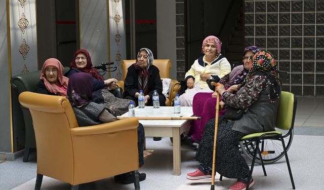 Ankara'da huzurevindeki yaşlılar, Kurban Bayramı'nı ziyaretçiler ve yakınlarıyla kutladı