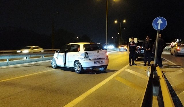 Antalya'da bariyerlere çarpan otomobildeki 2 kişi yaralandı