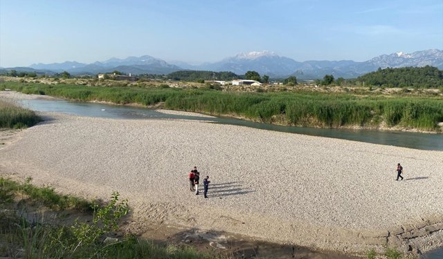 Antalya'da çayda yüzerken kaybolan kişiyi arama çalışması başlatıldı