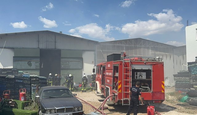 Antalya'da geri dönüşüm fabrikasında çıkan yangın söndürüldü
