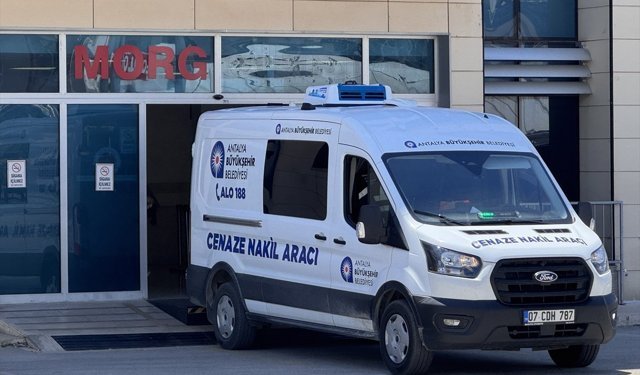 Antalya'da otomobille çarpışan motosikletteki kurye öldü