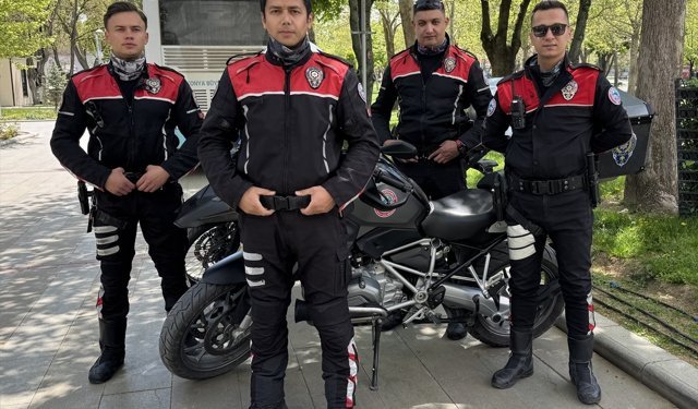Araç kullanırken boğazına erik kaçan sürücü, polisin Heimlich manevrasıyla kurtuldu