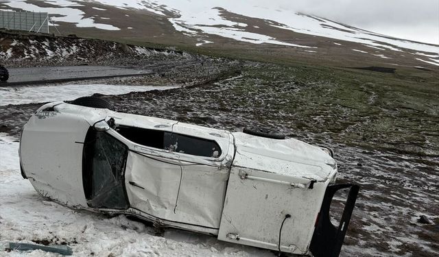 Ardahan'da askeri aracın devrilmesi sonucu 2 astsubay yaralandı