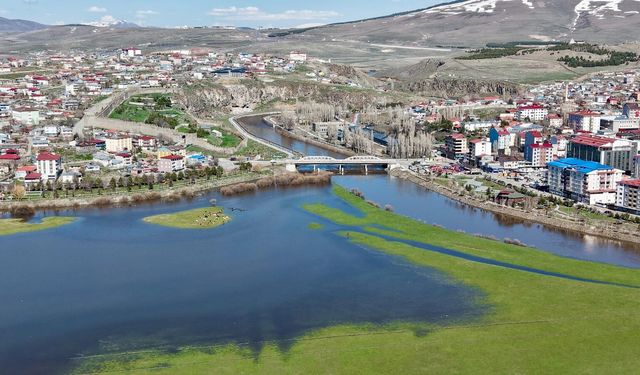 Ardahan'da kar sularıyla debisi yükselen Kura Nehri dronla görüntülendi