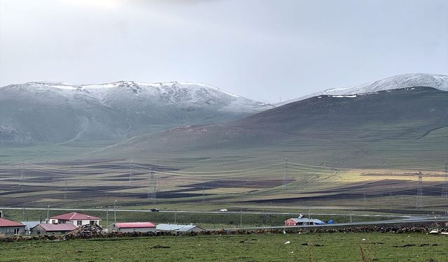 Ardahan'da kar ve dolu etkili oldu