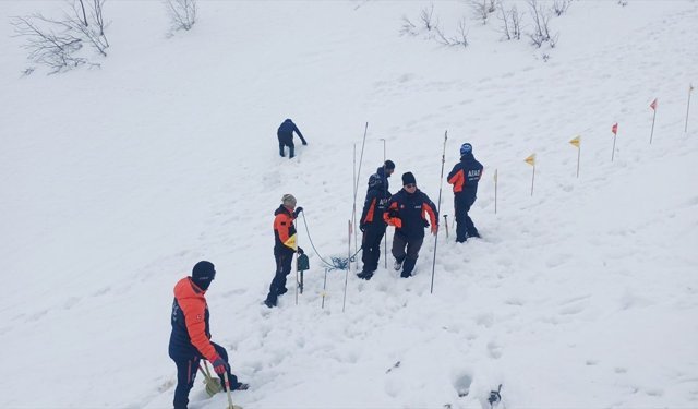 Artvin'de çığ altında kalan çobanı arama çalışmaları yeniden başladı