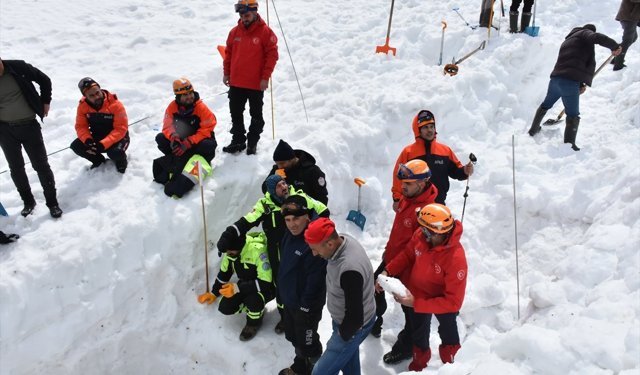 Artvin'de çığ altında kalan çobanı arama çalışmalarına devam edildi