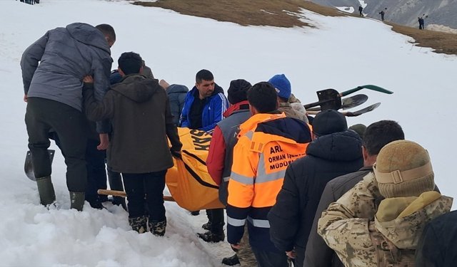 Artvin'de çığ altında kalan çobanın cansız bedenine ulaşıldı