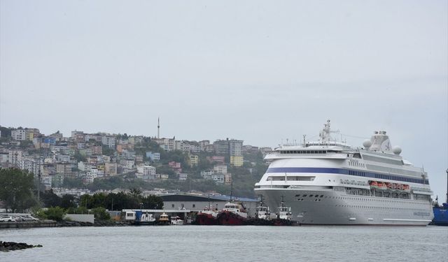 'Astoria Grande' kruvaziyeri 1006 yolcusuyla Samsun'a geldi
