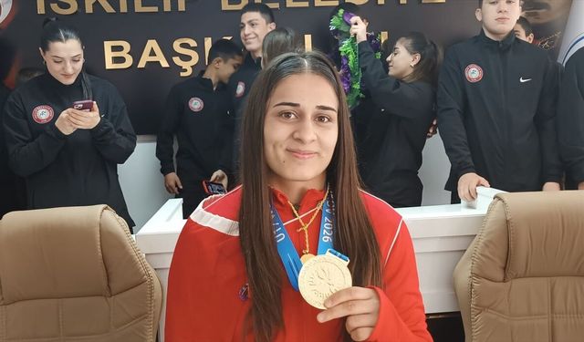 Avrupa şampiyonu genç güreşçi Özdenur Özmez, memleketinde törenle karşılandı