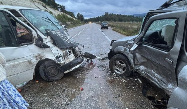 Aydın'da minibüs ile pikabın çarpıştığı kazada 5 kişi yaralandı