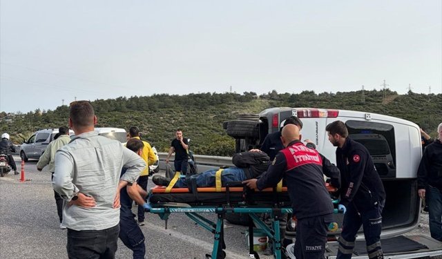 Aydın'da otomobil ile minibüs çarpıştı, 12 kişi yaralandı