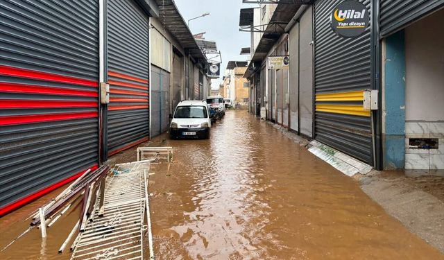 Aydın'da sağanak nedeniyle ev ve iş yerlerini su bastı