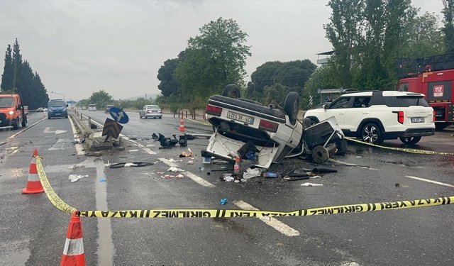 Aydın'da sinyalizasyon direğine çarpan otomobildeki 6 kişi yaralandı
