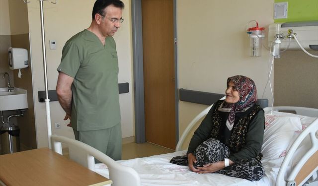 Bağırsak sarkması şikayetinden 1 saatlik operasyonla kurtuldu