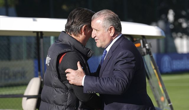 Bakan Bak, A Milli Futbol Takımı'nı ziyaret etti
