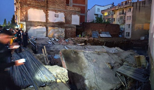Balıkesir'de bitişiğinde temel kazısı yapılan 3 katlı bina yıkıldı