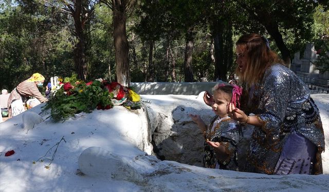 Balıkesir'deki Tahtacı Türkmenleri mezarlıkta Hıdırellez geleneğini yaşattı