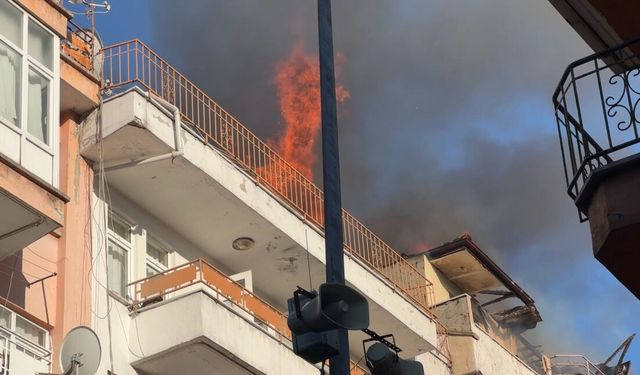 Bartın'da 5 katlı apartmanın çatı katında çıkan yangın söndürüldü