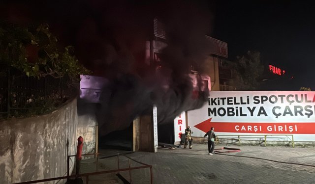 Başakşehir'de iş yerinde çıkan yangına müdahale ediliyor