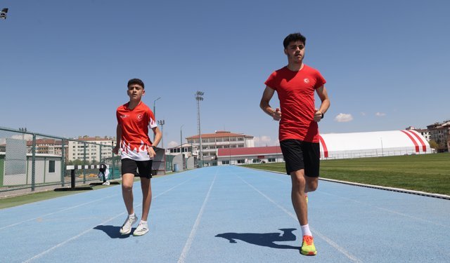 Belde ile il merkezi arasında mekik dokuyan iki sporcu atletizmde zirveyi hedefliyor