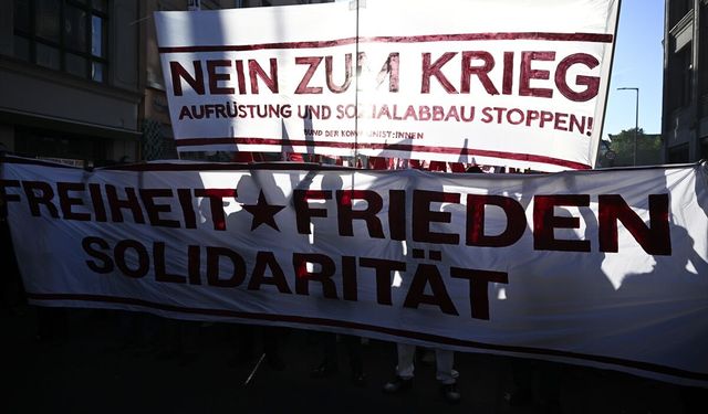 Berlin'de düzenlenen 1 Mayıs gösterisine polis müdahale etti
